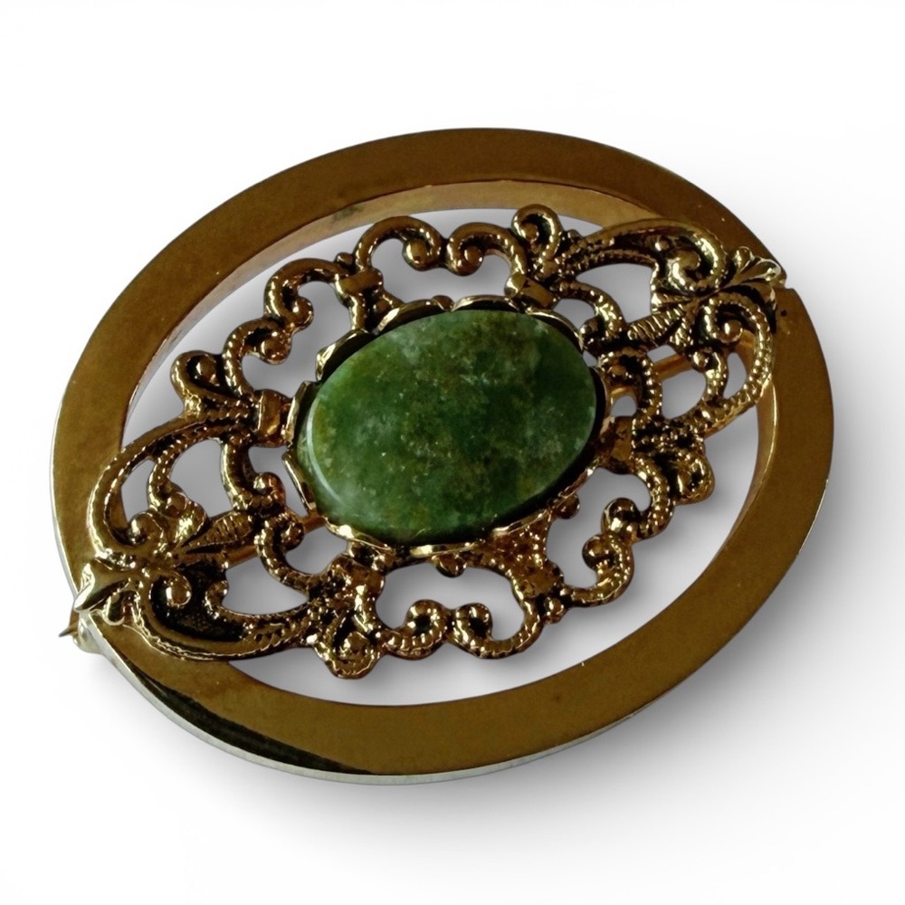Vintage Gold Tone Filigree Brooch, Jade-like Green Cabochon, Mid‑Century Pin - Picture 4 of 11